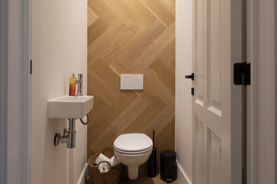 Appartement op de 2de verdieping met lift die rechtstreeks uitkomt in de privatieve inkomhal.
Inkomhal met apart toilet; leefruimte met open keuken met kookeiland, voorzien van kasten, kookplaat, dampkap, oven, spoelbak en vaatwasser; 3 slaapkamers en 2 b