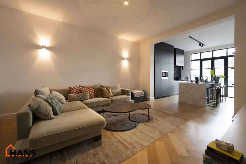 Appartement op de 2de verdieping met lift die rechtstreeks uitkomt in de privatieve inkomhal.
Inkomhal met apart toilet; leefruimte met open keuken met kookeiland, voorzien van kasten, kookplaat, dampkap, oven, spoelbak en vaatwasser; 3 slaapkamers en 2 b