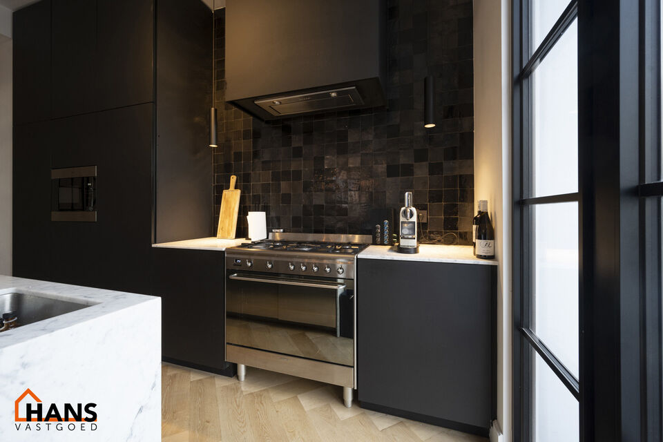 Appartement op de 2de verdieping met lift die rechtstreeks uitkomt in de privatieve inkomhal.
Inkomhal met apart toilet; leefruimte met open keuken met kookeiland, voorzien van kasten, kookplaat, dampkap, oven, spoelbak en vaatwasser; 3 slaapkamers en 2 b