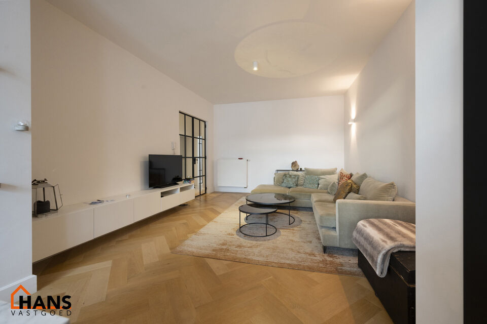 Appartement op de 2de verdieping met lift die rechtstreeks uitkomt in de privatieve inkomhal.
Inkomhal met apart toilet; leefruimte met open keuken met kookeiland, voorzien van kasten, kookplaat, dampkap, oven, spoelbak en vaatwasser; 3 slaapkamers en 2 b