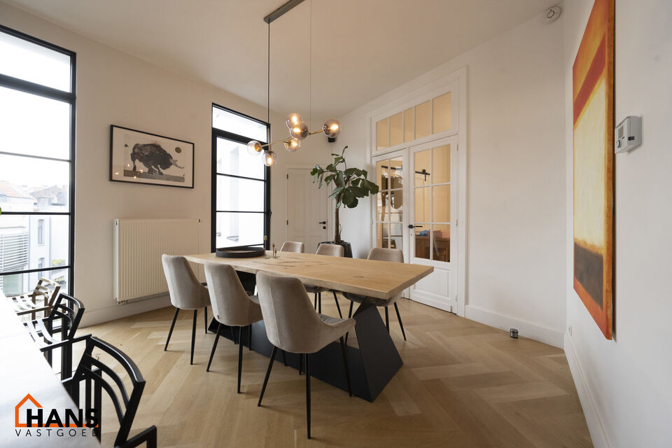 Appartement op de 2de verdieping met lift die rechtstreeks uitkomt in de privatieve inkomhal.
Inkomhal met apart toilet; leefruimte met open keuken met kookeiland, voorzien van kasten, kookplaat, dampkap, oven, spoelbak en vaatwasser; 3 slaapkamers en 2 b