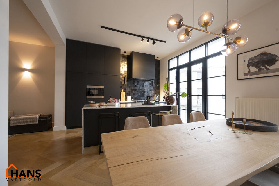 Appartement op de 2de verdieping met lift die rechtstreeks uitkomt in de privatieve inkomhal.
Inkomhal met apart toilet; leefruimte met open keuken met kookeiland, voorzien van kasten, kookplaat, dampkap, oven, spoelbak en vaatwasser; 3 slaapkamers en 2 b