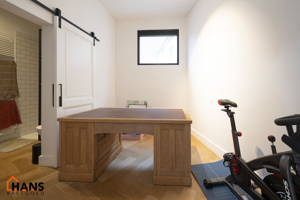 Appartement op de 2de verdieping met lift die rechtstreeks uitkomt in de privatieve inkomhal.
Inkomhal met apart toilet; leefruimte met open keuken met kookeiland, voorzien van kasten, kookplaat, dampkap, oven, spoelbak en vaatwasser; 3 slaapkamers en 2 b