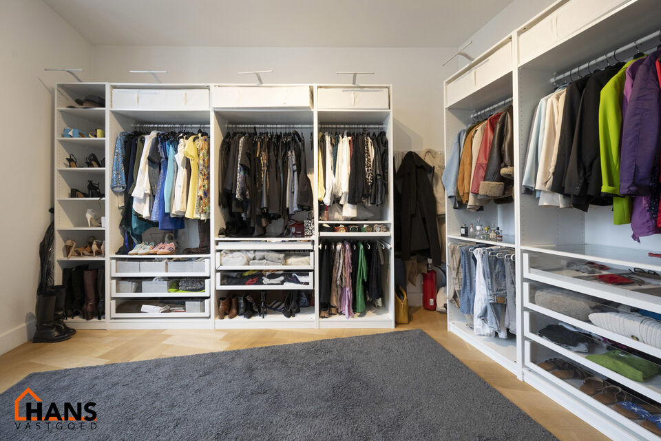 Appartement op de 2de verdieping met lift die rechtstreeks uitkomt in de privatieve inkomhal.
Inkomhal met apart toilet; leefruimte met open keuken met kookeiland, voorzien van kasten, kookplaat, dampkap, oven, spoelbak en vaatwasser; 3 slaapkamers en 2 b