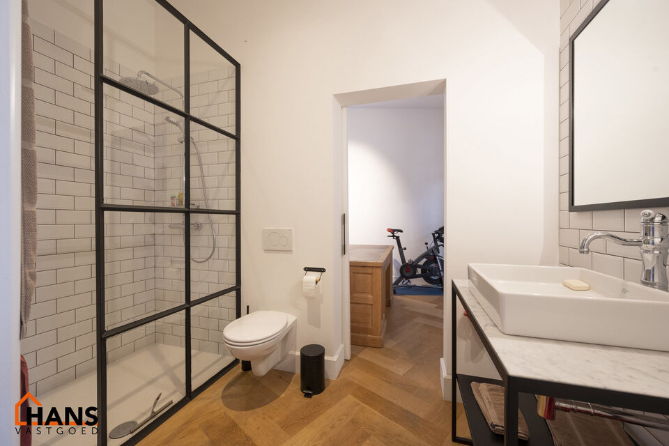 Appartement op de 2de verdieping met lift die rechtstreeks uitkomt in de privatieve inkomhal.
Inkomhal met apart toilet; leefruimte met open keuken met kookeiland, voorzien van kasten, kookplaat, dampkap, oven, spoelbak en vaatwasser; 3 slaapkamers en 2 b