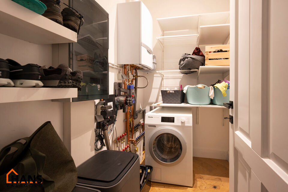 Appartement op de 2de verdieping met lift die rechtstreeks uitkomt in de privatieve inkomhal.
Inkomhal met apart toilet; leefruimte met open keuken met kookeiland, voorzien van kasten, kookplaat, dampkap, oven, spoelbak en vaatwasser; 3 slaapkamers en 2 b