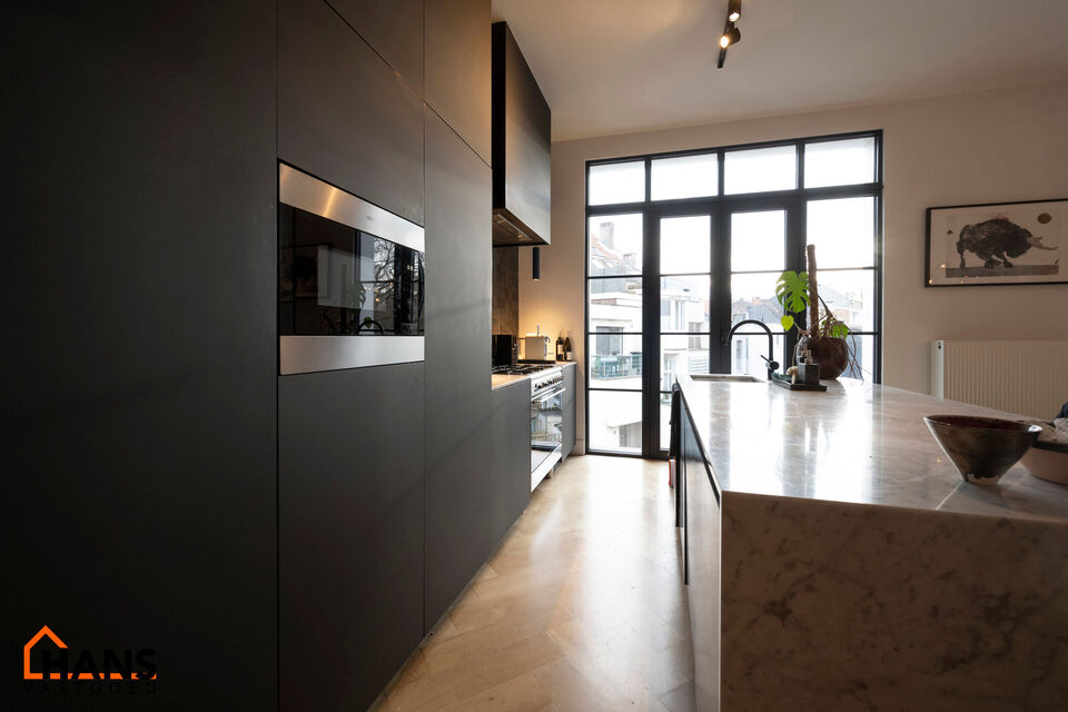 Appartement op de 2de verdieping met lift die rechtstreeks uitkomt in de privatieve inkomhal.
Inkomhal met apart toilet; leefruimte met open keuken met kookeiland, voorzien van kasten, kookplaat, dampkap, oven, spoelbak en vaatwasser; 3 slaapkamers en 2 b