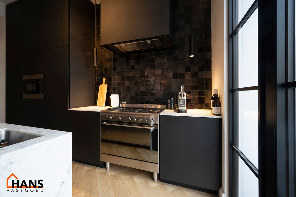 Appartement op de 2de verdieping met lift die rechtstreeks uitkomt in de privatieve inkomhal.
Inkomhal met apart toilet; leefruimte met open keuken met kookeiland, voorzien van kasten, kookplaat, dampkap, oven, spoelbak en vaatwasser; 3 slaapkamers en 2 b