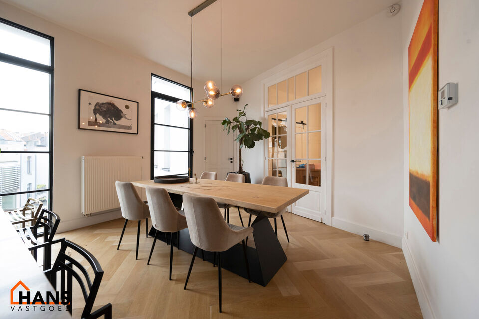 Appartement op de 2de verdieping met lift die rechtstreeks uitkomt in de privatieve inkomhal.
Inkomhal met apart toilet; leefruimte met open keuken met kookeiland, voorzien van kasten, kookplaat, dampkap, oven, spoelbak en vaatwasser; 3 slaapkamers en 2 b