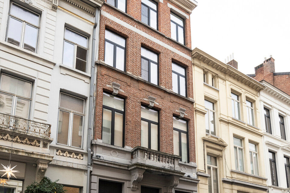 Appartement op de 2de verdieping met lift die rechtstreeks uitkomt in de privatieve inkomhal.
Inkomhal met apart toilet; leefruimte met open keuken met kookeiland, voorzien van kasten, kookplaat, dampkap, oven, spoelbak en vaatwasser; 3 slaapkamers en 2 b