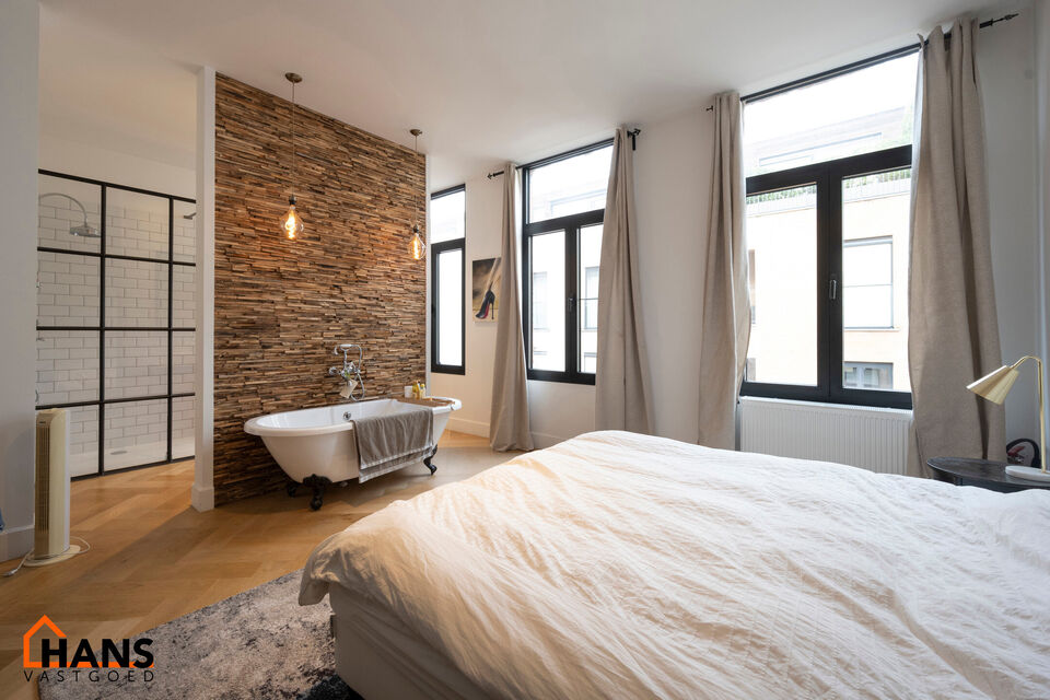 Appartement op de 2de verdieping met lift die rechtstreeks uitkomt in de privatieve inkomhal.
Inkomhal met apart toilet; leefruimte met open keuken met kookeiland, voorzien van kasten, kookplaat, dampkap, oven, spoelbak en vaatwasser; 3 slaapkamers en 2 b