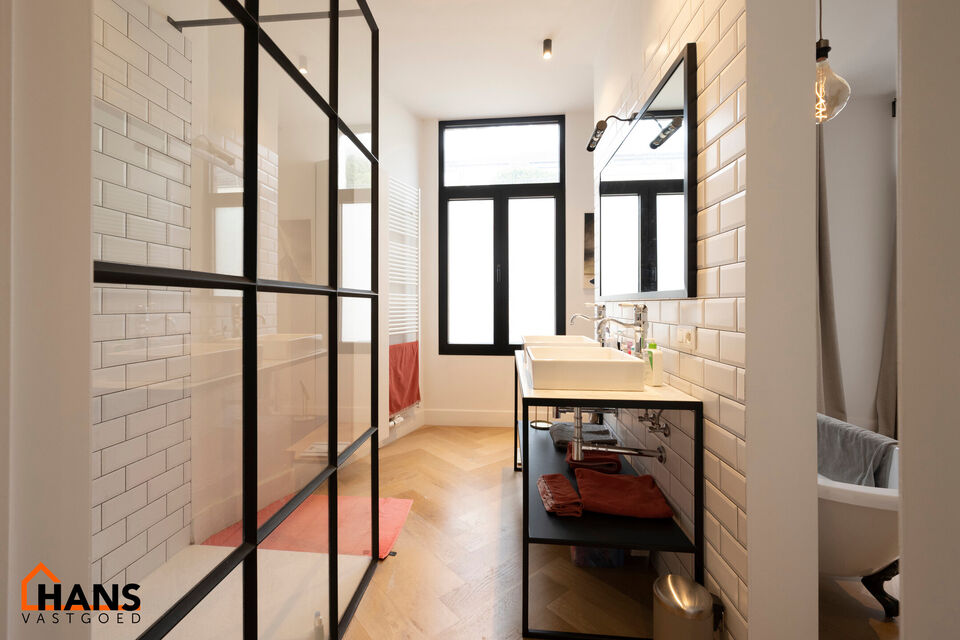 Appartement op de 2de verdieping met lift die rechtstreeks uitkomt in de privatieve inkomhal.
Inkomhal met apart toilet; leefruimte met open keuken met kookeiland, voorzien van kasten, kookplaat, dampkap, oven, spoelbak en vaatwasser; 3 slaapkamers en 2 b