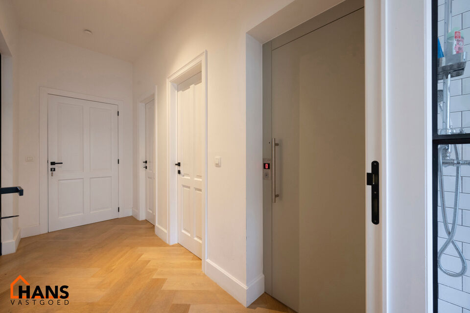 Appartement op de 2de verdieping met lift die rechtstreeks uitkomt in de privatieve inkomhal.
Inkomhal met apart toilet; leefruimte met open keuken met kookeiland, voorzien van kasten, kookplaat, dampkap, oven, spoelbak en vaatwasser; 3 slaapkamers en 2 b