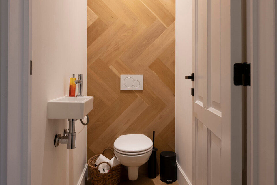 Appartement op de 2de verdieping met lift die rechtstreeks uitkomt in de privatieve inkomhal.
Inkomhal met apart toilet; leefruimte met open keuken met kookeiland, voorzien van kasten, kookplaat, dampkap, oven, spoelbak en vaatwasser; 3 slaapkamers en 2 b