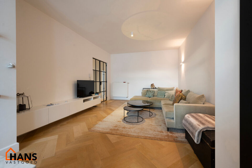 Appartement op de 2de verdieping met lift die rechtstreeks uitkomt in de privatieve inkomhal.
Inkomhal met apart toilet; leefruimte met open keuken met kookeiland, voorzien van kasten, kookplaat, dampkap, oven, spoelbak en vaatwasser; 3 slaapkamers en 2 b