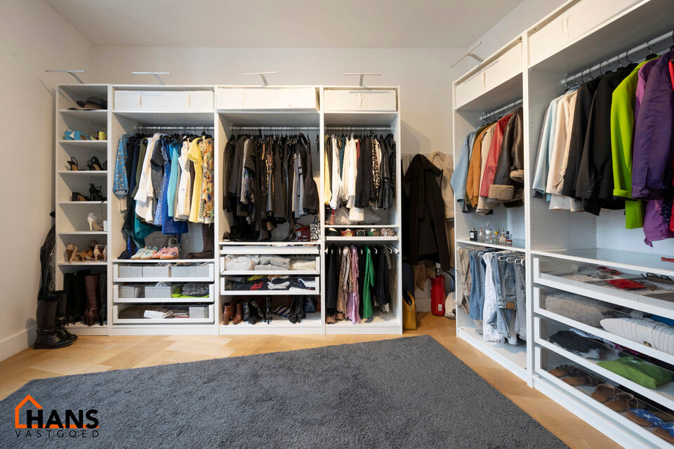 Appartement op de 2de verdieping met lift die rechtstreeks uitkomt in de privatieve inkomhal.
Inkomhal met apart toilet; leefruimte met open keuken met kookeiland, voorzien van kasten, kookplaat, dampkap, oven, spoelbak en vaatwasser; 3 slaapkamers en 2 b