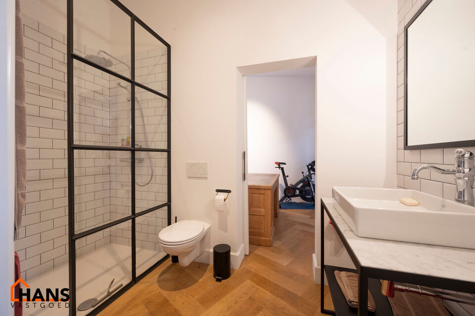 Appartement op de 2de verdieping met lift die rechtstreeks uitkomt in de privatieve inkomhal.
Inkomhal met apart toilet; leefruimte met open keuken met kookeiland, voorzien van kasten, kookplaat, dampkap, oven, spoelbak en vaatwasser; 3 slaapkamers en 2 b