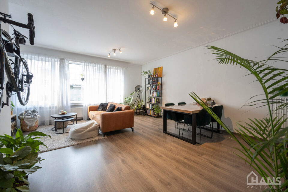 Dit appartement is gelegen op de 3de verdieping in een kleinschalig gebouw (zonder lift).
De indeling bestaat uit een inkomhal; leefruimte; keuken met kasten, kookplaat, dampkap, spoelbak en koelkast; balkon; badkamer met douche, wc en lavabo en 2 doorlop