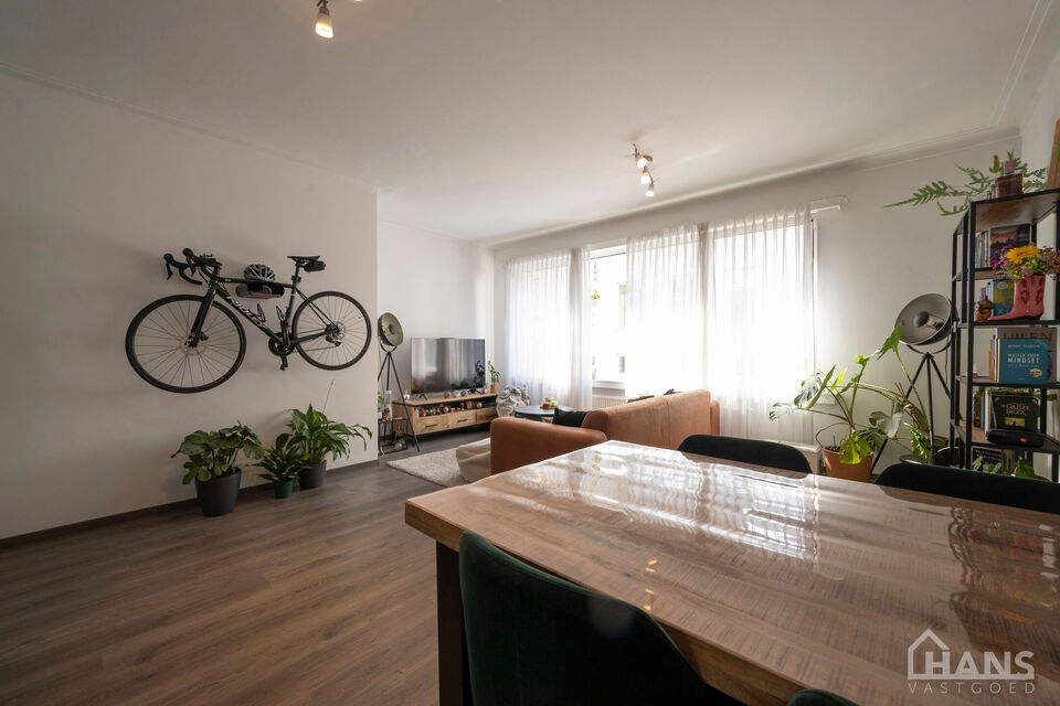 Dit appartement is gelegen op de 3de verdieping in een kleinschalig gebouw (zonder lift).
De indeling bestaat uit een inkomhal; leefruimte; keuken met kasten, kookplaat, dampkap, spoelbak en koelkast; balkon; badkamer met douche, wc en lavabo en 2 doorlop