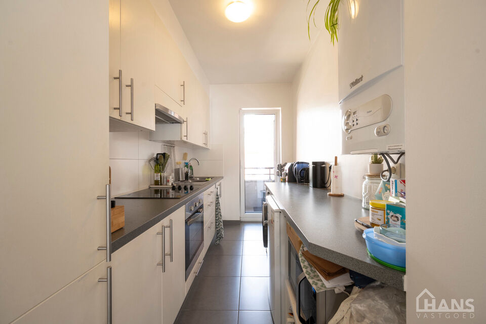 Dit appartement is gelegen op de 3de verdieping in een kleinschalig gebouw (zonder lift).
De indeling bestaat uit een inkomhal; leefruimte; keuken met kasten, kookplaat, dampkap, spoelbak en koelkast; balkon; badkamer met douche, wc en lavabo en 2 doorlop
