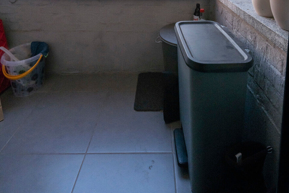 Dit appartement is gelegen op de 3de verdieping in een kleinschalig gebouw (zonder lift).
De indeling bestaat uit een inkomhal; leefruimte; keuken met kasten, kookplaat, dampkap, spoelbak en koelkast; balkon; badkamer met douche, wc en lavabo en 2 doorlop