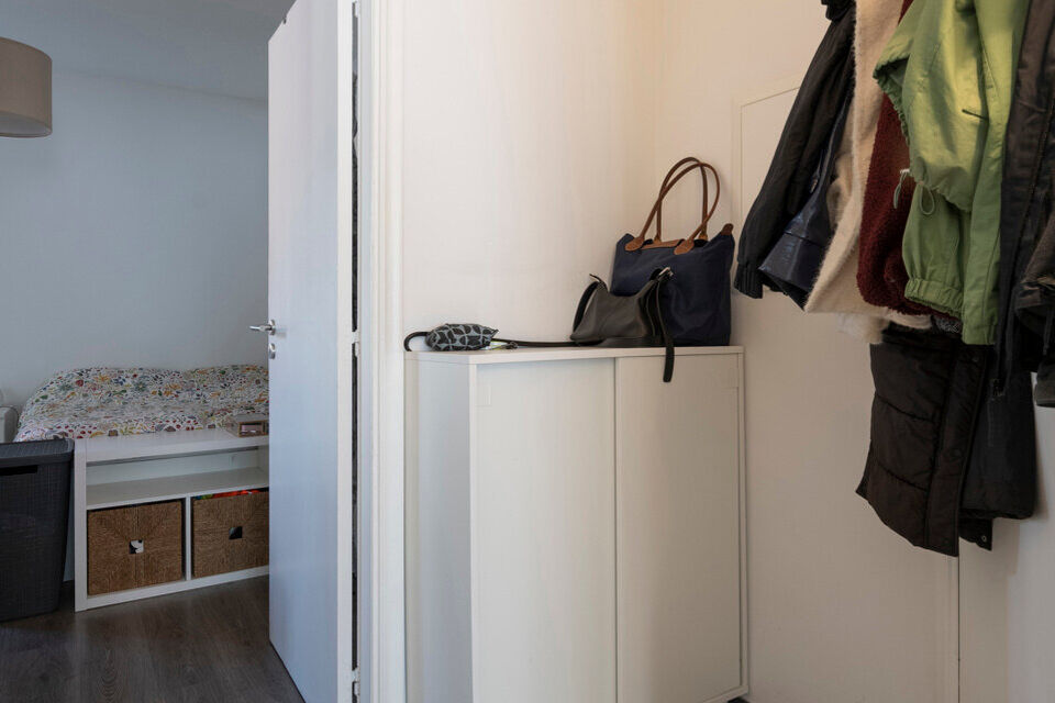 Dit appartement is gelegen op de 3de verdieping in een kleinschalig gebouw (zonder lift).
De indeling bestaat uit een inkomhal; leefruimte; keuken met kasten, kookplaat, dampkap, spoelbak en koelkast; balkon; badkamer met douche, wc en lavabo en 2 doorlop