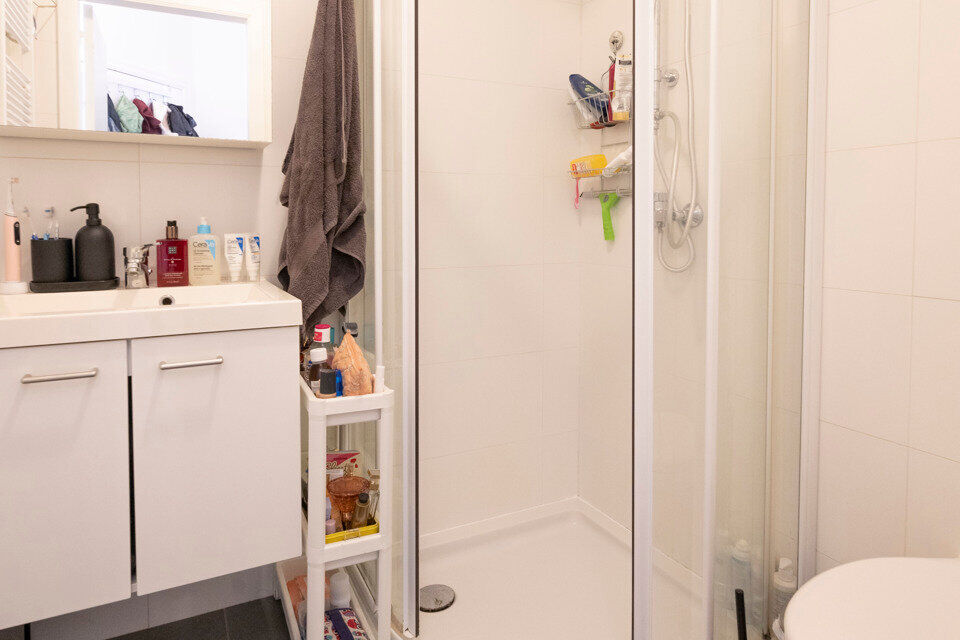 Dit appartement is gelegen op de 3de verdieping in een kleinschalig gebouw (zonder lift).
De indeling bestaat uit een inkomhal; leefruimte; keuken met kasten, kookplaat, dampkap, spoelbak en koelkast; balkon; badkamer met douche, wc en lavabo en 2 doorlop