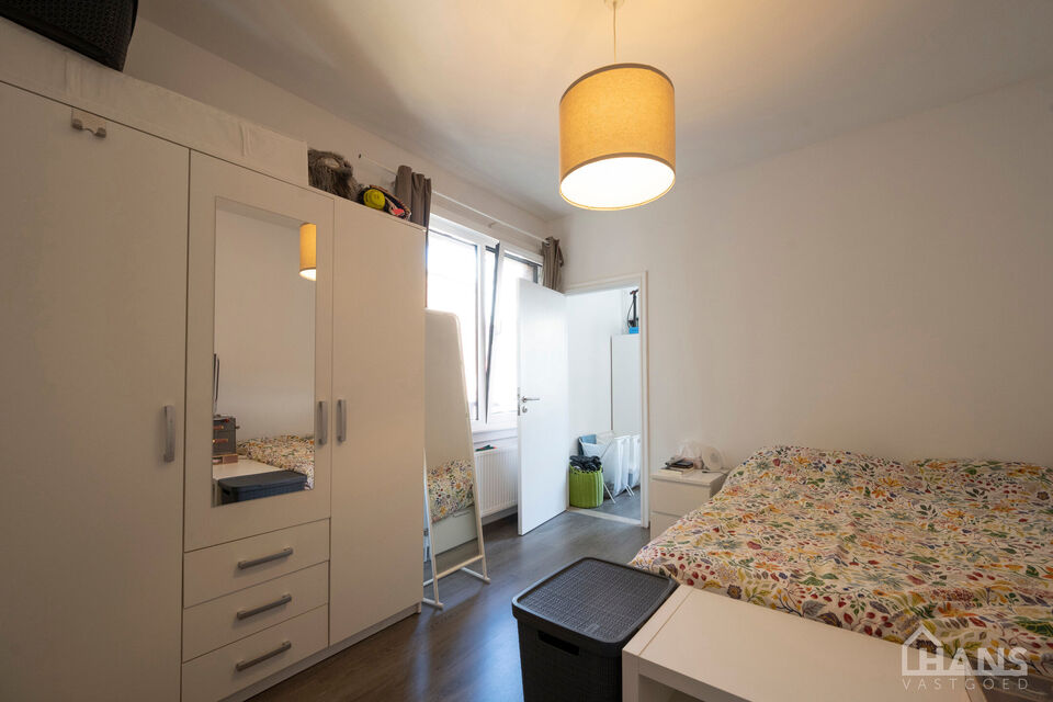 Dit appartement is gelegen op de 3de verdieping in een kleinschalig gebouw (zonder lift).
De indeling bestaat uit een inkomhal; leefruimte; keuken met kasten, kookplaat, dampkap, spoelbak en koelkast; balkon; badkamer met douche, wc en lavabo en 2 doorlop