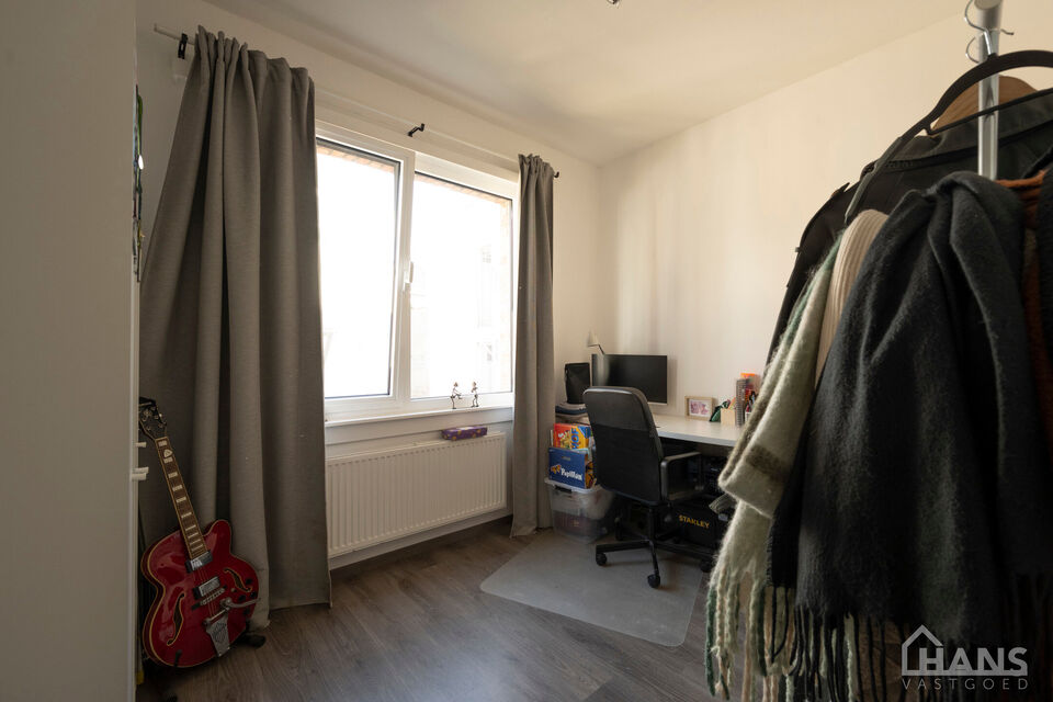 Dit appartement is gelegen op de 3de verdieping in een kleinschalig gebouw (zonder lift).
De indeling bestaat uit een inkomhal; leefruimte; keuken met kasten, kookplaat, dampkap, spoelbak en koelkast; balkon; badkamer met douche, wc en lavabo en 2 doorlop