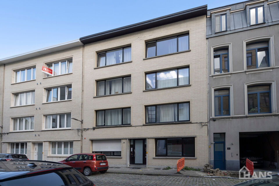 Dit appartement is gelegen op de 3de verdieping in een kleinschalig gebouw (zonder lift).
De indeling bestaat uit een inkomhal; leefruimte; keuken met kasten, kookplaat, dampkap, spoelbak en koelkast; balkon; badkamer met douche, wc en lavabo en 2 doorlop