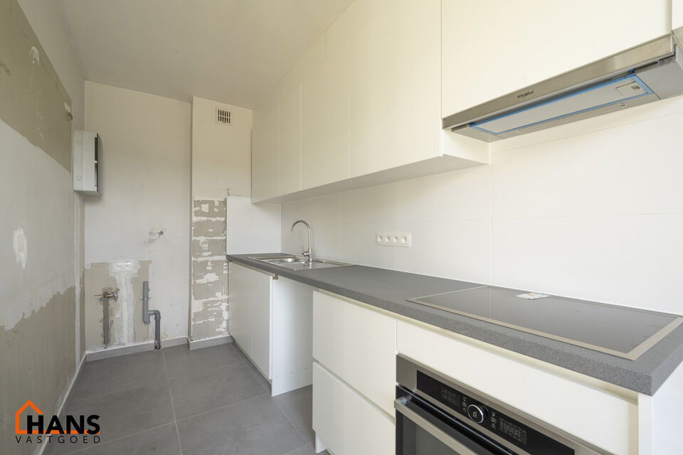 Gelijkvloersappartement met terras; garage optioneel.
Inkomhal; apart toilet; leefruimte, keuken met spoelbak, kookplaat, dampkap, oven ruimte voor een eigen vaatwasser, koelkast, wasmachine en droogkast; badkamer met inloopdouche, lavabo in meubel, spieg
