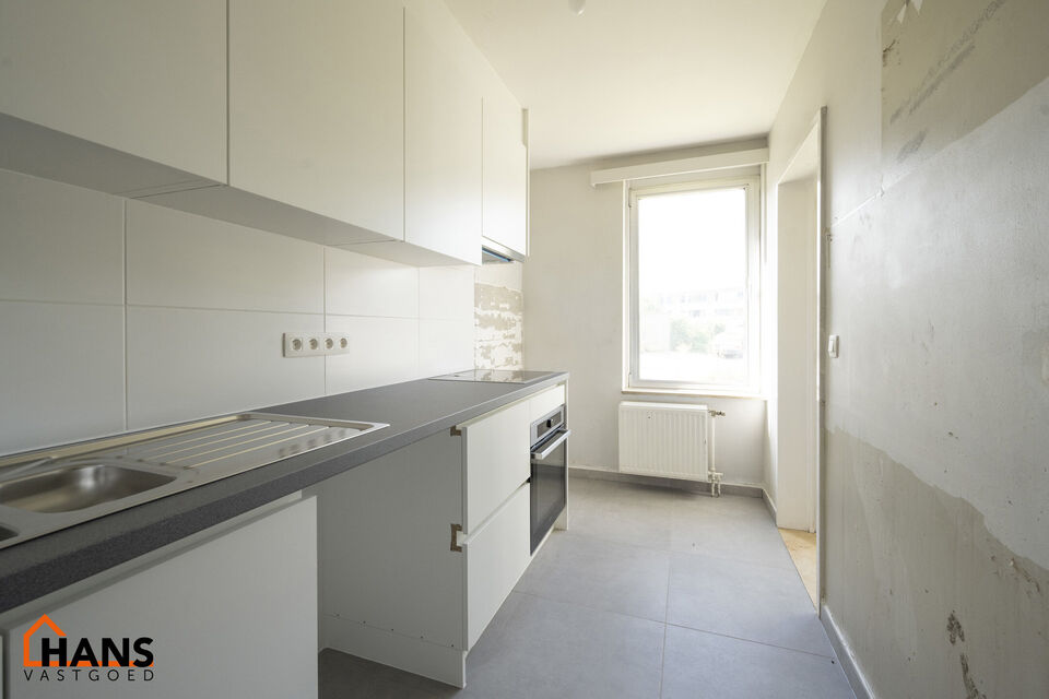 Gelijkvloersappartement met terras; garage optioneel.
Inkomhal; apart toilet; leefruimte, keuken met spoelbak, kookplaat, dampkap, oven ruimte voor een eigen vaatwasser, koelkast, wasmachine en droogkast; badkamer met inloopdouche, lavabo in meubel, spieg
