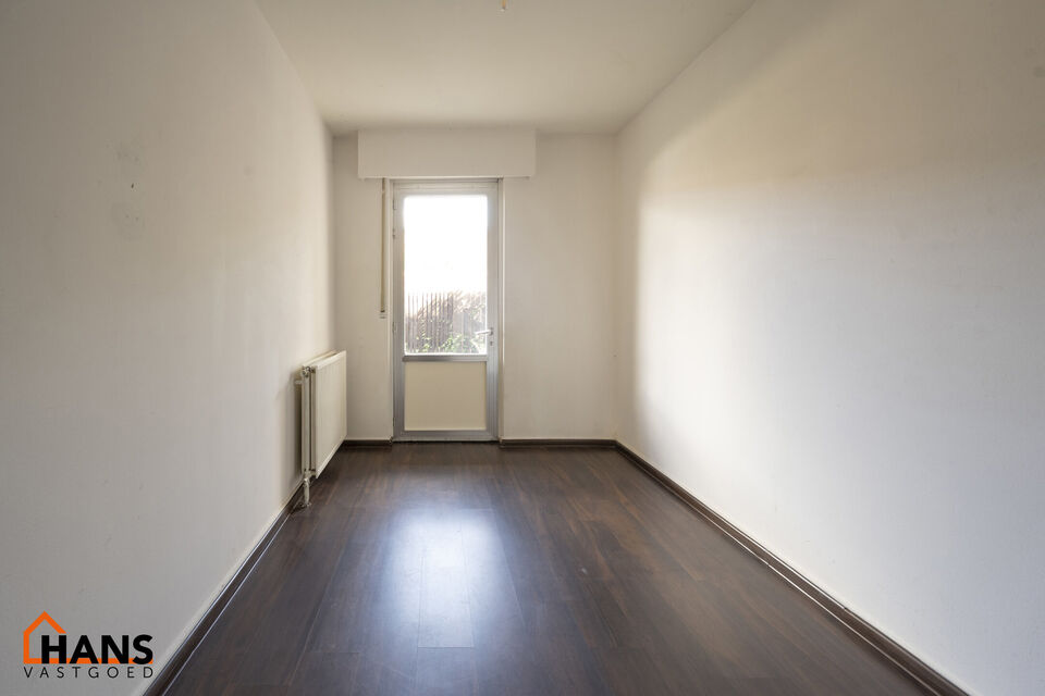 Gelijkvloersappartement met terras; garage optioneel.
Inkomhal; apart toilet; leefruimte, keuken met spoelbak, kookplaat, dampkap, oven ruimte voor een eigen vaatwasser, koelkast, wasmachine en droogkast; badkamer met inloopdouche, lavabo in meubel, spieg