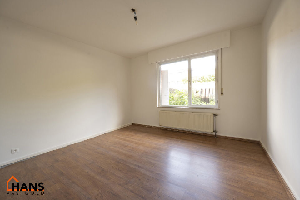 Gelijkvloersappartement met terras; garage optioneel.
Inkomhal; apart toilet; leefruimte, keuken met spoelbak, kookplaat, dampkap, oven ruimte voor een eigen vaatwasser, koelkast, wasmachine en droogkast; badkamer met inloopdouche, lavabo in meubel, spieg
