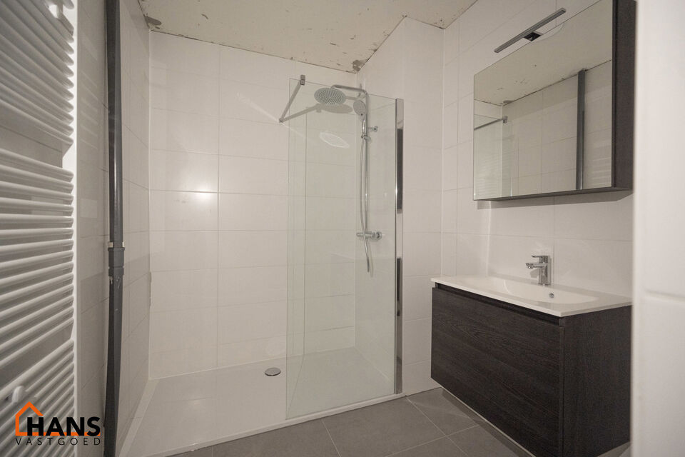 Gelijkvloersappartement met terras; garage optioneel.
Inkomhal; apart toilet; leefruimte, keuken met spoelbak, kookplaat, dampkap, oven ruimte voor een eigen vaatwasser, koelkast, wasmachine en droogkast; badkamer met inloopdouche, lavabo in meubel, spieg