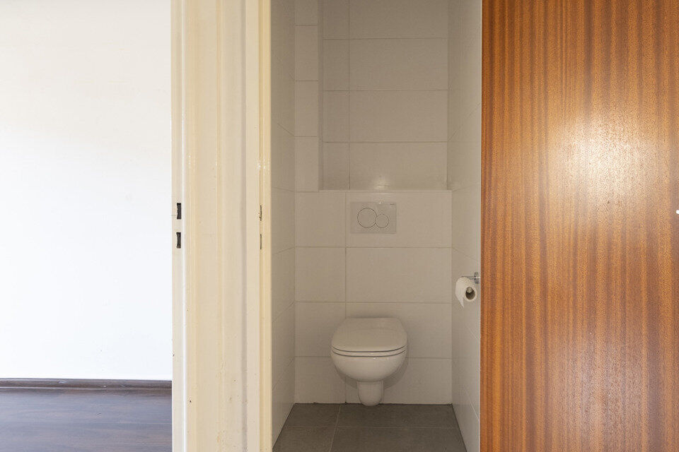 Gelijkvloersappartement met terras; garage optioneel.
Inkomhal; apart toilet; leefruimte, keuken met spoelbak, kookplaat, dampkap, oven ruimte voor een eigen vaatwasser, koelkast, wasmachine en droogkast; badkamer met inloopdouche, lavabo in meubel, spieg