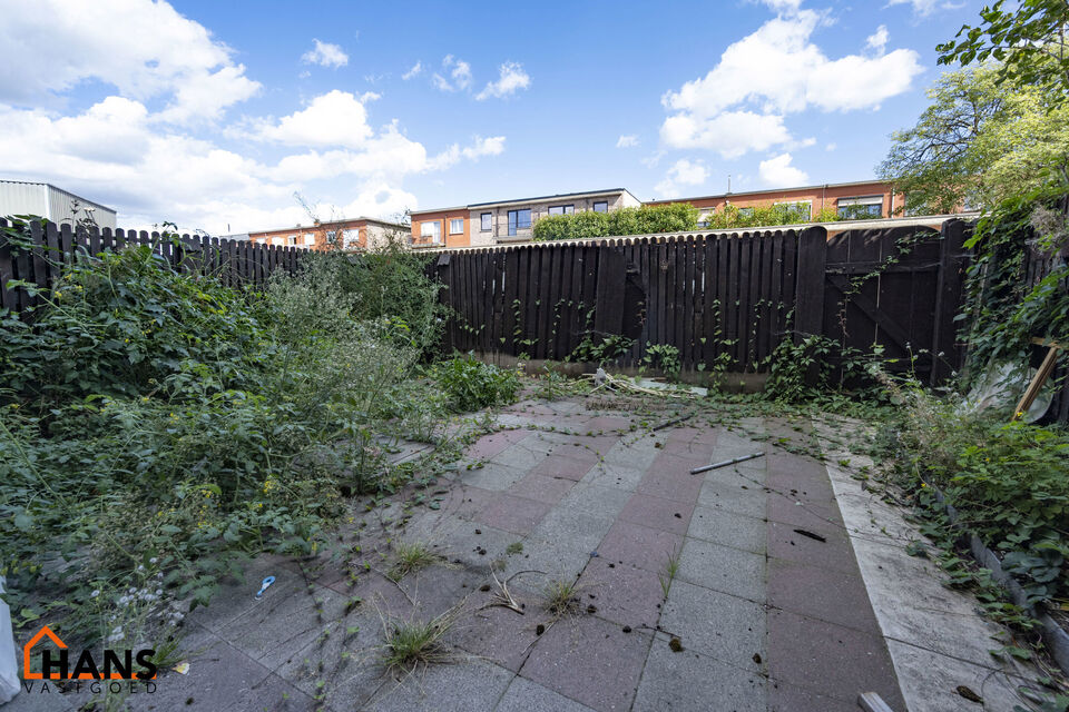 Gelijkvloersappartement met terras; garage optioneel.
Inkomhal; apart toilet; leefruimte, keuken met spoelbak, kookplaat, dampkap, oven ruimte voor een eigen vaatwasser, koelkast, wasmachine en droogkast; badkamer met inloopdouche, lavabo in meubel, spieg