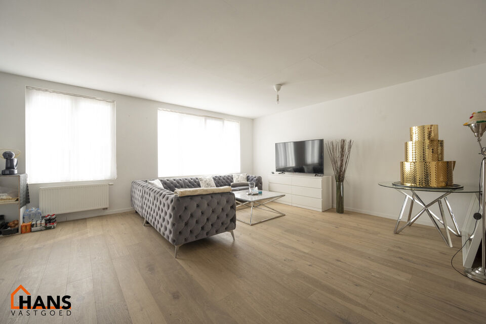Leefruimte met open geïnstalleerde keuken; badkamer met douche, wastafel in meubel en spiegel; 1 slaapkamer, 1 waskamer, terras en kelder.

Vaste kosten: 15 EUR (minuterie + onderhoud CV).
Beschikbaar op 01/10/2025.
Geschikt voor maximaal 2 personen; all
