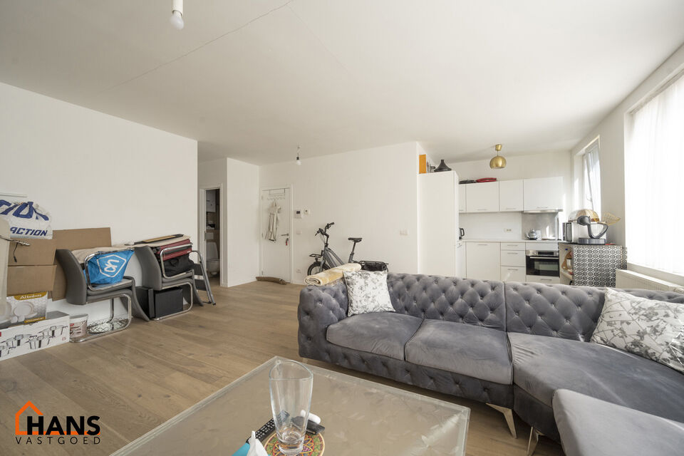 Leefruimte met open geïnstalleerde keuken; badkamer met douche, wastafel in meubel en spiegel; 1 slaapkamer, 1 waskamer, terras en kelder.

Vaste kosten: 15 EUR (minuterie + onderhoud CV).
Beschikbaar op 01/10/2025.
Geschikt voor maximaal 2 personen; all
