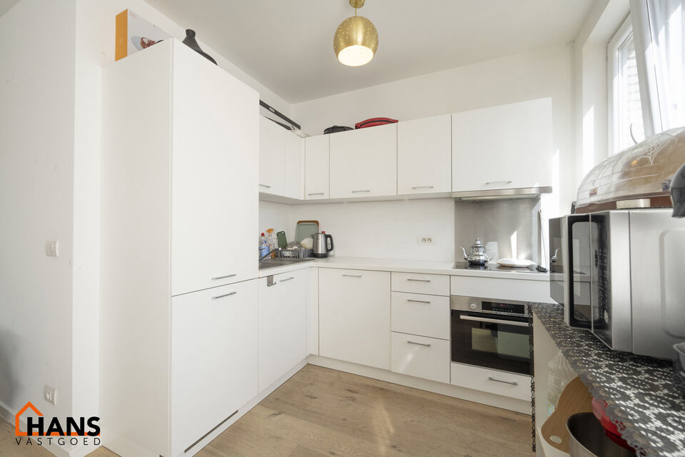 Leefruimte met open geïnstalleerde keuken; badkamer met douche, wastafel in meubel en spiegel; 1 slaapkamer, 1 waskamer, terras en kelder.

Vaste kosten: 15 EUR (minuterie + onderhoud CV).
Beschikbaar op 01/10/2025.
Geschikt voor maximaal 2 personen; all