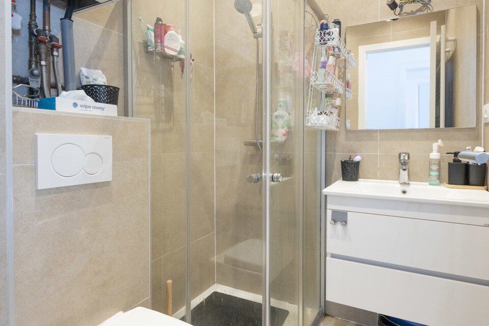 Leefruimte met open geïnstalleerde keuken; badkamer met douche, wastafel in meubel en spiegel; 1 slaapkamer, 1 waskamer, terras en kelder.

Vaste kosten: 15 EUR (minuterie + onderhoud CV).
Beschikbaar op 01/10/2025.
Geschikt voor maximaal 2 personen; all