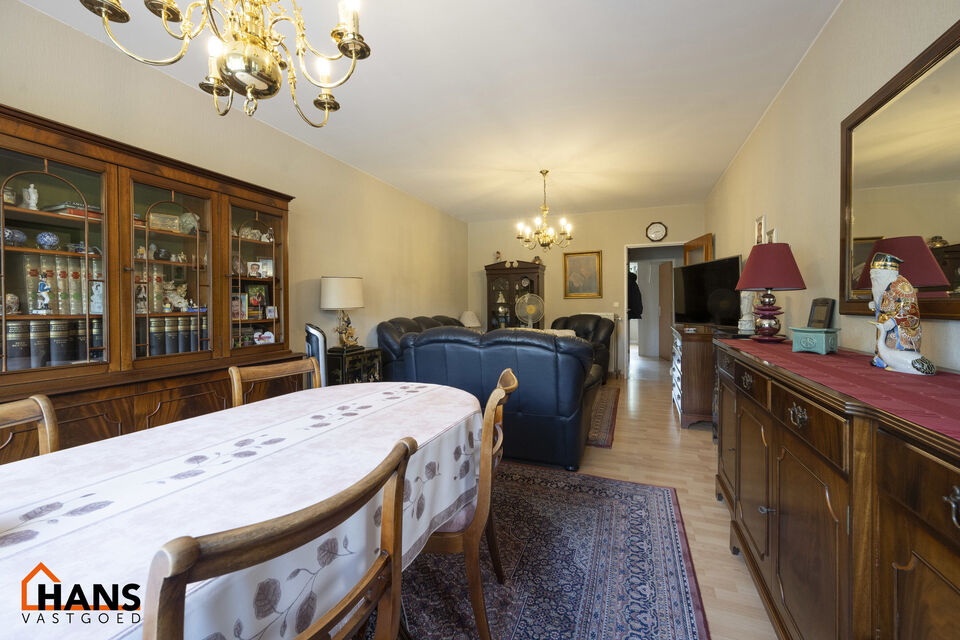 Inkomhal; vestiairekast; apart toilet; leefruimte; keuken met kasten en spoelbak (toestellen dienen door de huurder te worden voorzien); berging; badkamer met ligbad, wastafel, spiegelkast en ruimte voor een eigen wasmachine/droogkast; 2 slaapkamers waarv