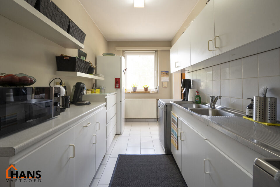Inkomhal; vestiairekast; apart toilet; leefruimte; keuken met kasten en spoelbak (toestellen dienen door de huurder te worden voorzien); berging; badkamer met ligbad, wastafel, spiegelkast en ruimte voor een eigen wasmachine/droogkast; 2 slaapkamers waarv