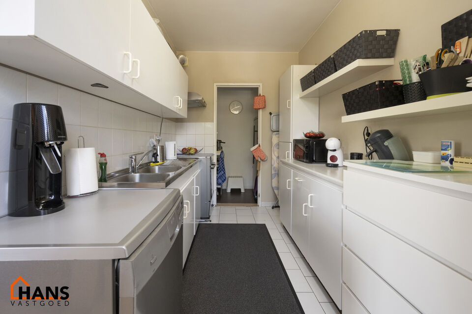 Inkomhal; vestiairekast; apart toilet; leefruimte; keuken met kasten en spoelbak (toestellen dienen door de huurder te worden voorzien); berging; badkamer met ligbad, wastafel, spiegelkast en ruimte voor een eigen wasmachine/droogkast; 2 slaapkamers waarv