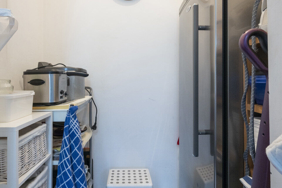 Inkomhal; vestiairekast; apart toilet; leefruimte; keuken met kasten en spoelbak (toestellen dienen door de huurder te worden voorzien); berging; badkamer met ligbad, wastafel, spiegelkast en ruimte voor een eigen wasmachine/droogkast; 2 slaapkamers waarv