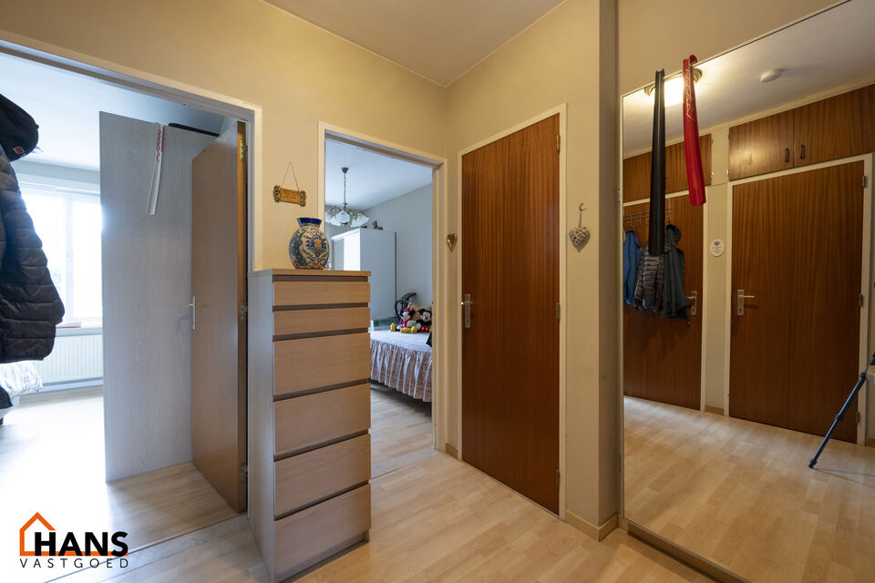 Inkomhal; vestiairekast; apart toilet; leefruimte; keuken met kasten en spoelbak (toestellen dienen door de huurder te worden voorzien); berging; badkamer met ligbad, wastafel, spiegelkast en ruimte voor een eigen wasmachine/droogkast; 2 slaapkamers waarv