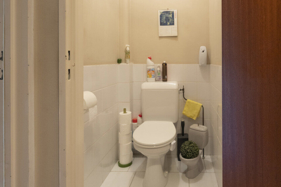 Inkomhal; vestiairekast; apart toilet; leefruimte; keuken met kasten en spoelbak (toestellen dienen door de huurder te worden voorzien); berging; badkamer met ligbad, wastafel, spiegelkast en ruimte voor een eigen wasmachine/droogkast; 2 slaapkamers waarv