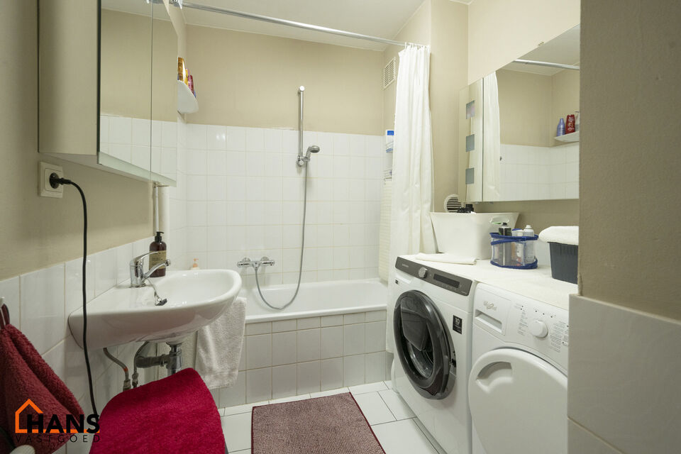 Inkomhal; vestiairekast; apart toilet; leefruimte; keuken met kasten en spoelbak (toestellen dienen door de huurder te worden voorzien); berging; badkamer met ligbad, wastafel, spiegelkast en ruimte voor een eigen wasmachine/droogkast; 2 slaapkamers waarv