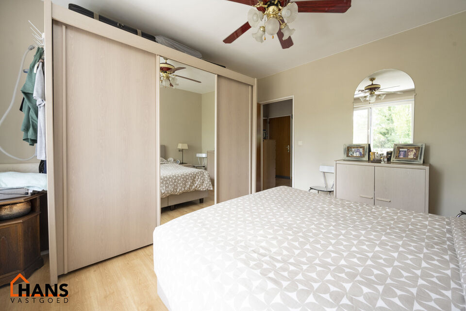 Inkomhal; vestiairekast; apart toilet; leefruimte; keuken met kasten en spoelbak (toestellen dienen door de huurder te worden voorzien); berging; badkamer met ligbad, wastafel, spiegelkast en ruimte voor een eigen wasmachine/droogkast; 2 slaapkamers waarv