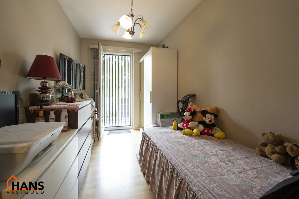 Inkomhal; vestiairekast; apart toilet; leefruimte; keuken met kasten en spoelbak (toestellen dienen door de huurder te worden voorzien); berging; badkamer met ligbad, wastafel, spiegelkast en ruimte voor een eigen wasmachine/droogkast; 2 slaapkamers waarv
